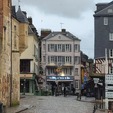 Entre Terre Et Hotel